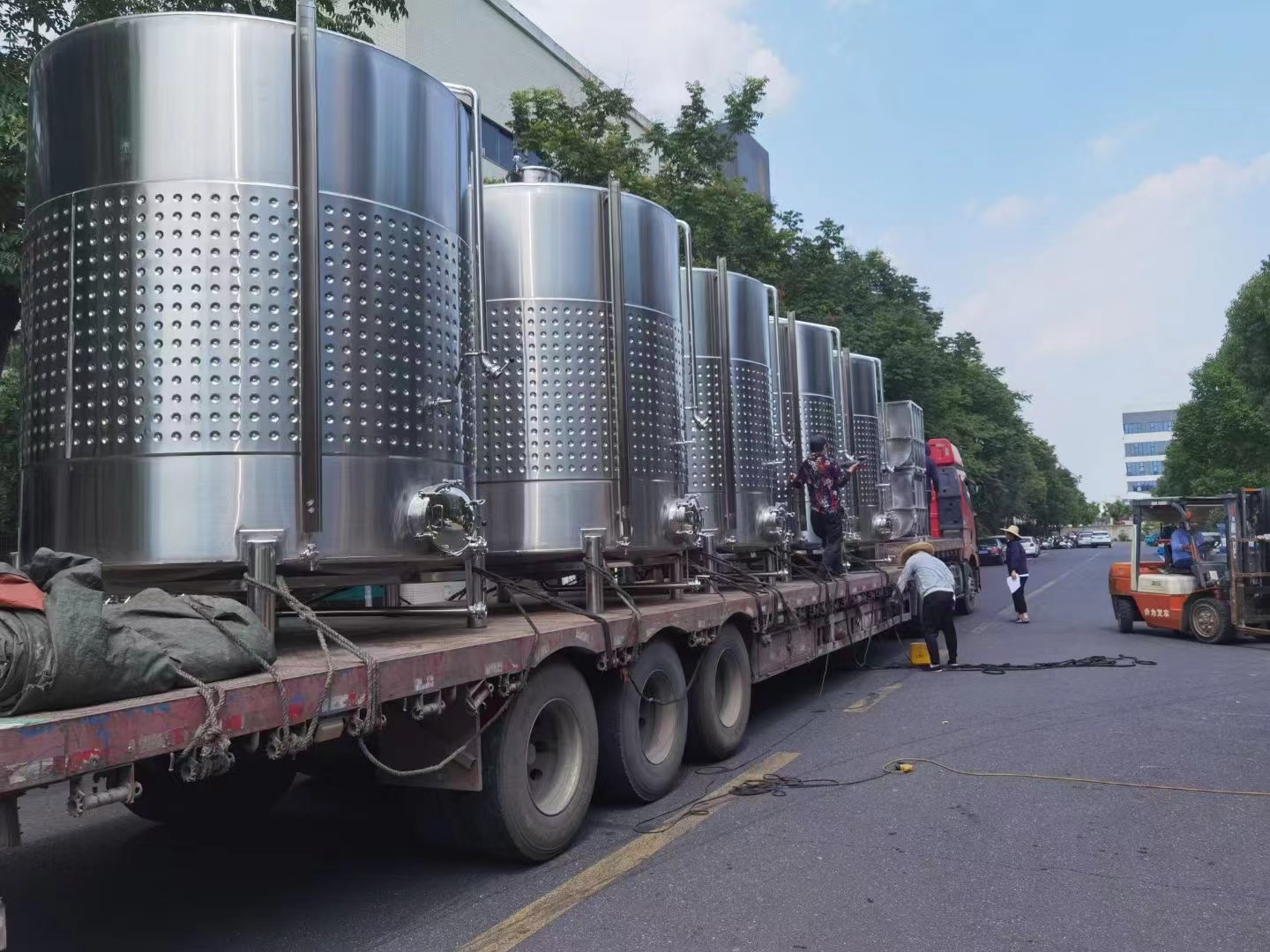山东潍坊市安丘市的一车果酒设备已发出！