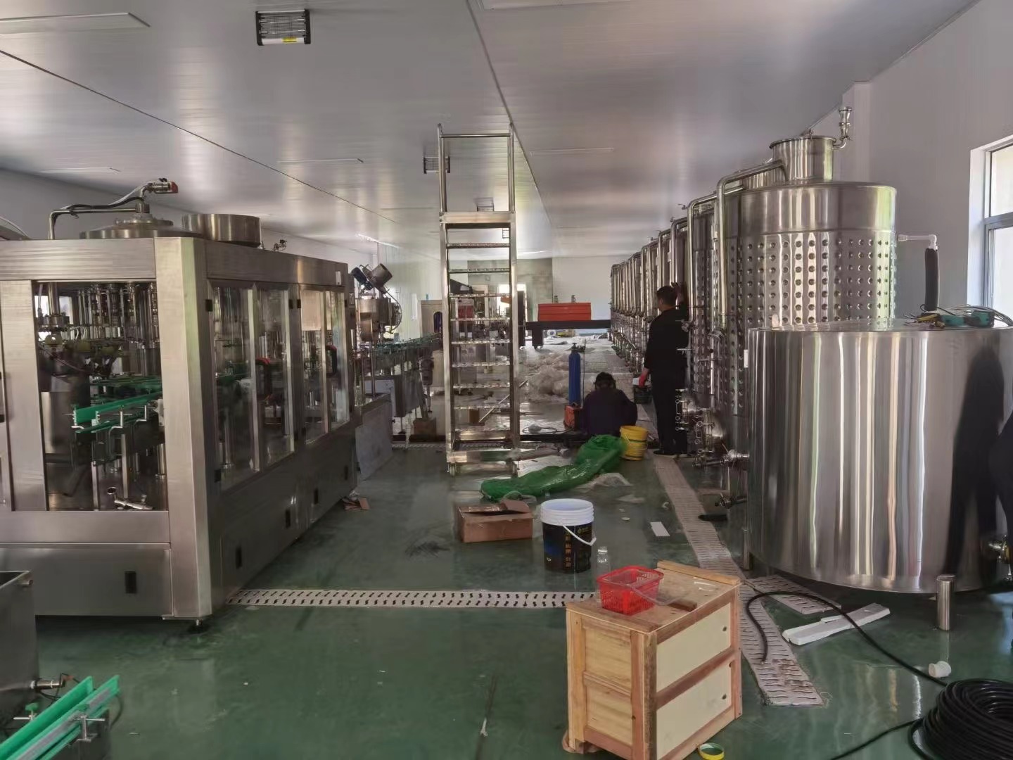 湖北吴总购买的一套果酒设备生产线正在安装中！